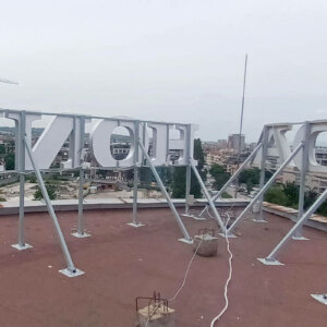 Installation of LED illuminated channel letters Honda, roof advertising Installation of LED illuminated channel letters Honda, roof advertising