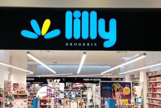 Illuminated channel letters Lilly Drogerie for a store in the mall