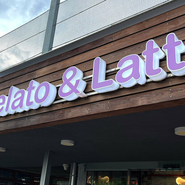 Елегантен светещ надпис от плексиглас за Gelato & Latte Елегантен светещ надпис от плексиглас за Gelato & Latte