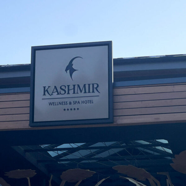 Табела на входа на хотел, Kashmir Wellness & SPA Табела на входа на хотел, Kashmir Wellness & SPA