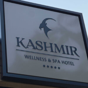 Kashmir Wellness & SPA Hotel – луксозна табела с релефни букви Kashmir Wellness & SPA Hotel - луксозна табела с релефни букви