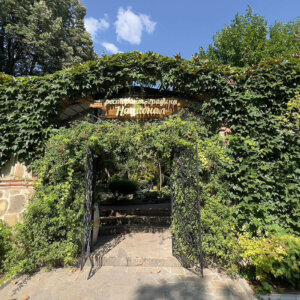 Табела от дърво със обемни букви от драскана златна неръждавейка Табела от дърво със обемни букви от драскана златна неръждавейка