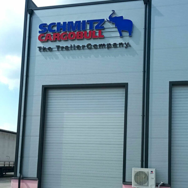 Светещи букви и рекламна табела за Schmitz Cargobull
