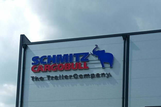 Schmitz Cargobull illuminated channel letters for the service in Dolni Bogrov