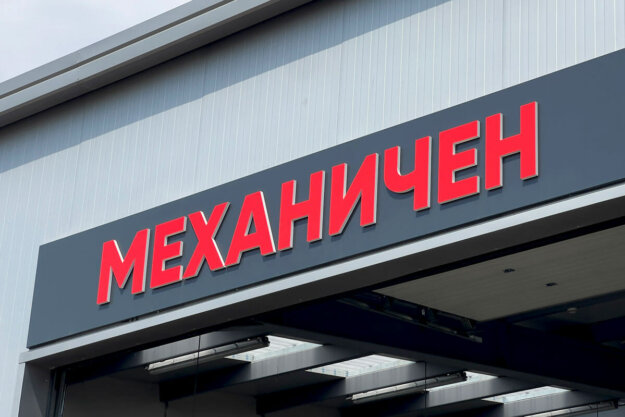 Branding of sectors in a car service with PVC letters