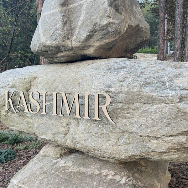 Kashmir Wellness & Spa hotel – релефни букви върху гранит Kashmir Wellness & Spa hotel - релефни букви върху гранит
