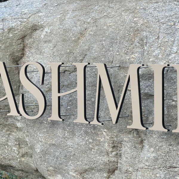 Обемни букви с дистанционери на гранитен камък, Kashmir Hotel