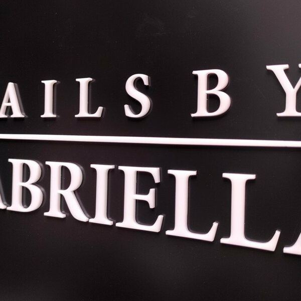 табела Пирдоп - Фини букви от бял плексиглас на основа от еталбонд