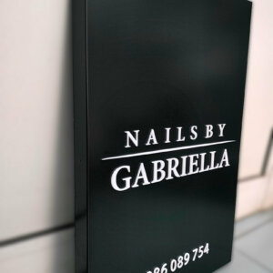 Несветеща табела от бонд с букви от плексиглас за салон