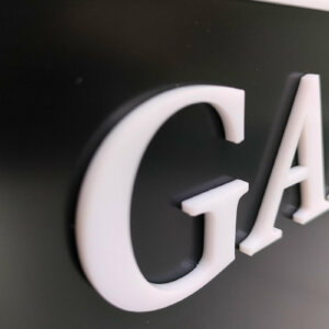 Елегантни букви от плексиглас върху табела от Еталбонд