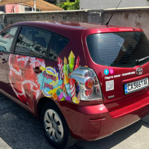 Облепяне на автомобил с реклама на магзин за парти артикули Облепяне на автомобил с реклама на магзин за парти артикули