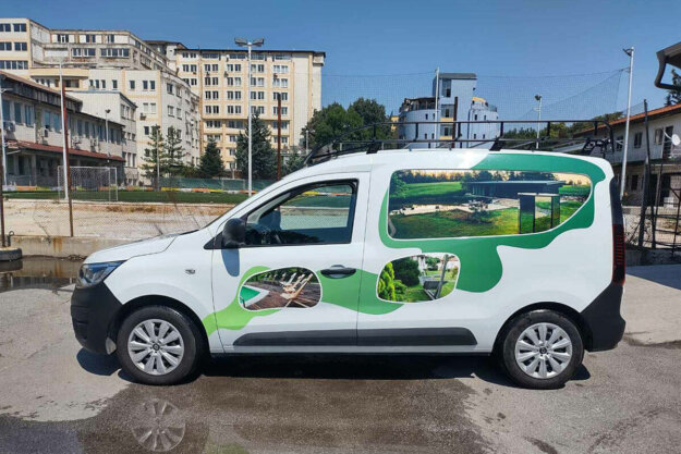 Car wrap advertising for garden equipment, Genev Pool & Spa