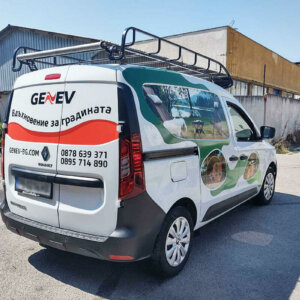 Wrapping a company car with advertising graphics of 3M IJ280 film Wrapping a company car with advertising graphics of 3M IJ280 film