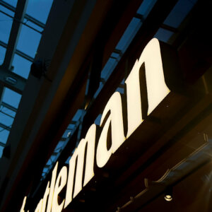 Обемни букви с гръб и бордове от месинг Обемни букви с гръб и бордове от месинг