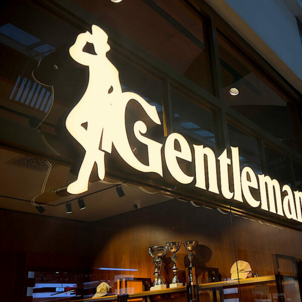 Светещи букви с гръб и страници от месинг за магазин Gentleman Светещи букви с гръб и страници от месинг за магазин Gentleman