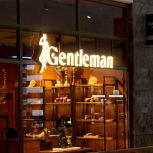 Винтидж букви с патиниран месинг за магазин в Букурещ Винтидж букви с патиниран месинг за магазин в Букурещ