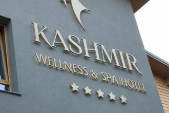 Illuminated aluminum channel letters - Hotel Kashmir