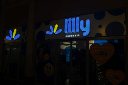 Светещи букви от плексиглас Lilly Drogerie, Пловдив