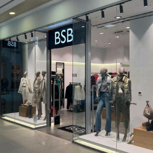 Светещи букви върху табела от Еталбонд за моден бутик BSB