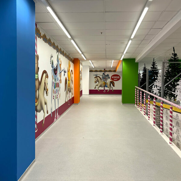 Wrapping walls with self-adhesive vinyl film in a Jumbo store