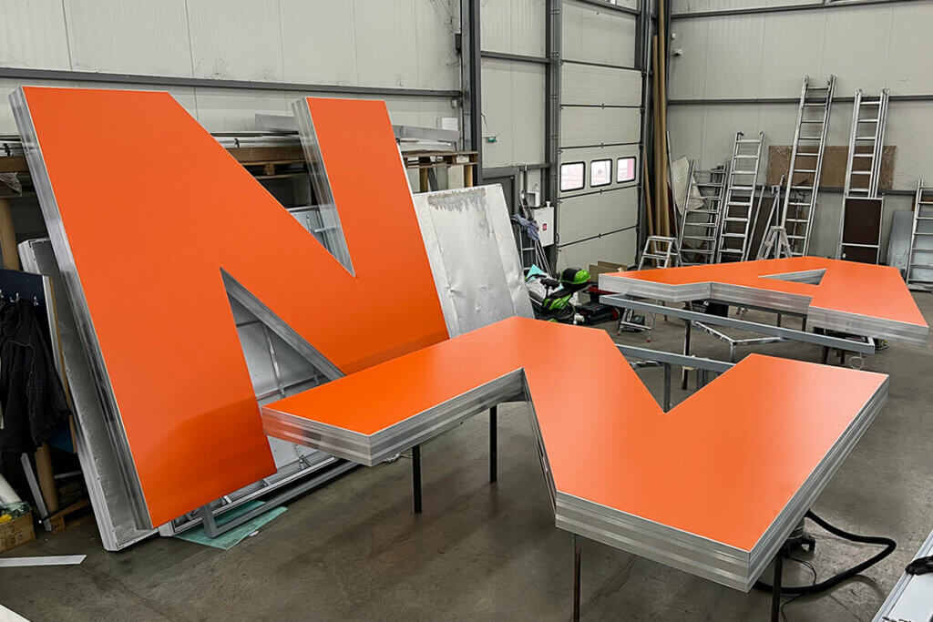 Manufacturing very large letters NANI