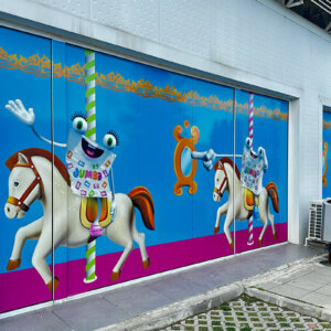 Фолиране на витрина с рекламата на Джъмбо Фолиране на витрина с рекламата на Джъмбо