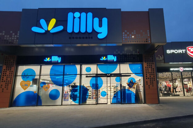 Lilly Drogerie branding with illuminated ads, Dobrich