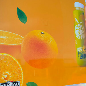 Цветна реклама на сокове Raw Brani за камион