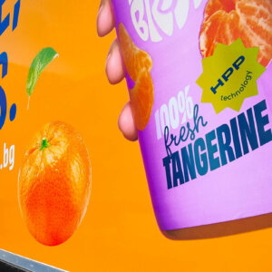 Камион на Strobails с рекламна графика на фрешове