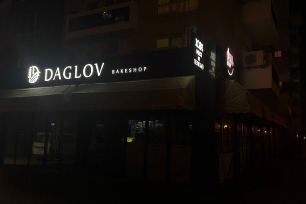 Daglov Bakeshop illuminated ads