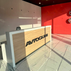 Релефни букви с дистанционери за гише – Avtogumi.bg Релефни букви с дистанционери за гише - Avtogumi.bg