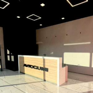 Черни букви Avtogumi за каса в магазин Черни букви Avtogumi за каса в магазин