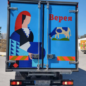 Wrapping a refrigerated truck with a Vereia advertisement Wrapping a refrigerated truck with a Vereia advertisement