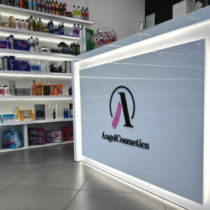 Релефни букви Angel Cosmetics на касата в магазина Релефни букви Angel Cosmetics на касата в магазина