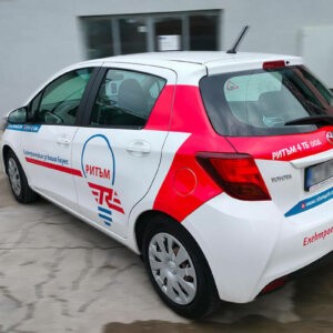 Ефектно брандиране на Toyota Yaris с реклама на Ритъм 4 ТБ Ефектно брандиране на Toyota Yaris с реклама на Ритъм 4 ТБ