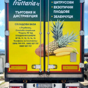 Vinyl wrapping of the rear doors of a Fruttaria refrigerated truck Vinyl wrapping of the rear doors of a Fruttaria refrigerated truck
