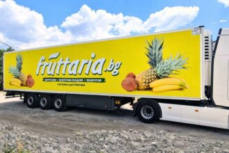 Облепяне на камион с рекламно фолио за Fruttaria