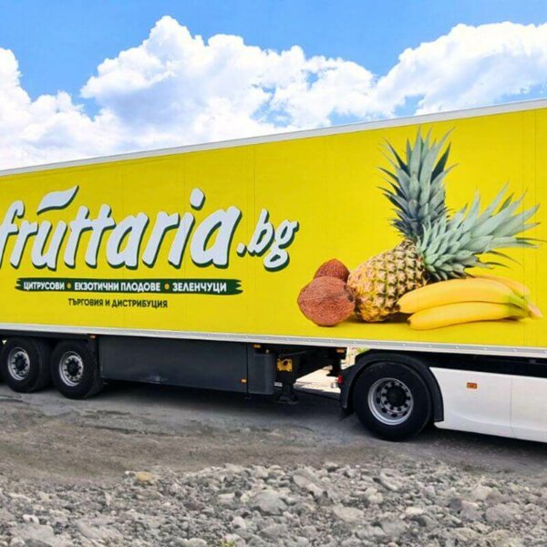 Wrapping a truck with advertising film for Fruttaria Wrapping a truck with advertising film for Fruttaria