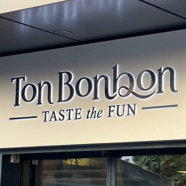 Изискана и стилна светеща табела за ресторант Ton Bonbon