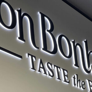 Релефни букви от плексиглас вградени е табела за ресторант