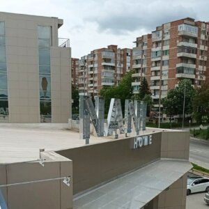 Nani Home Велико Търново светещи букви с основа от неръждавейка Nani Home Велико Търново светещи букви с основа от неръждавейка