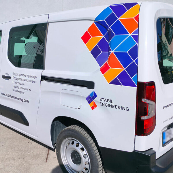 Частично брандиране на свтомобил със стикери и надписи от фолио Частично брандиране на свтомобил със стикери и надписи от фолио