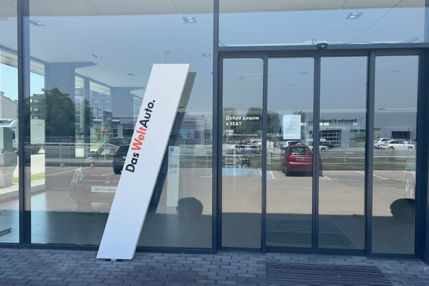 Non-illuminated totem with vinyl film lettering for car showrroom