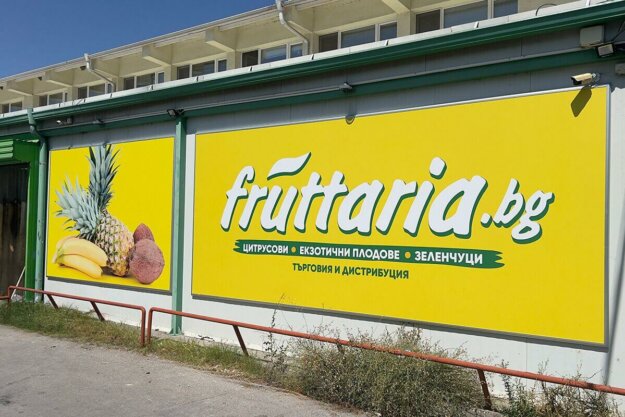 Billboard type vinyl signs for Fruttaria warehouse