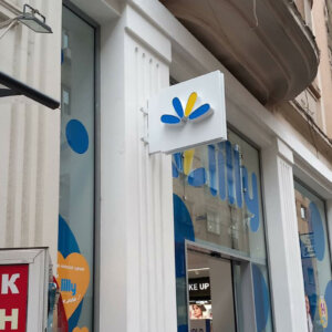 Двустранна конзолна табела със светещи букви за Lilly Drogerie