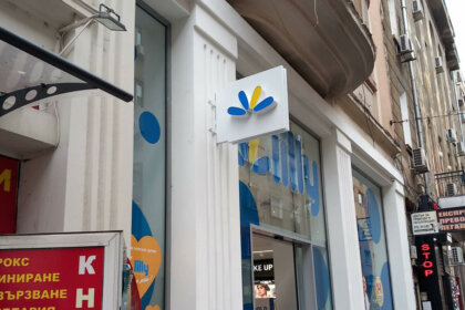 Двустранна конзолна табела със светещи букви за Lilly Drogerie