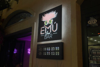 Emú Bar табела през нощта