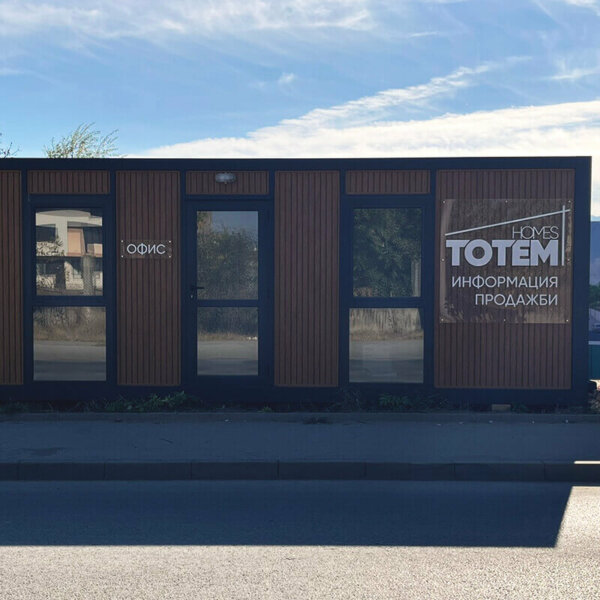 Релефни букви за офис върху плексиглас на Totem Homes