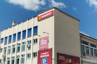 T Market sign