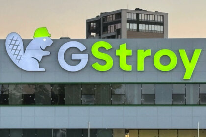 Светещи букви от плексиглас - през нощта